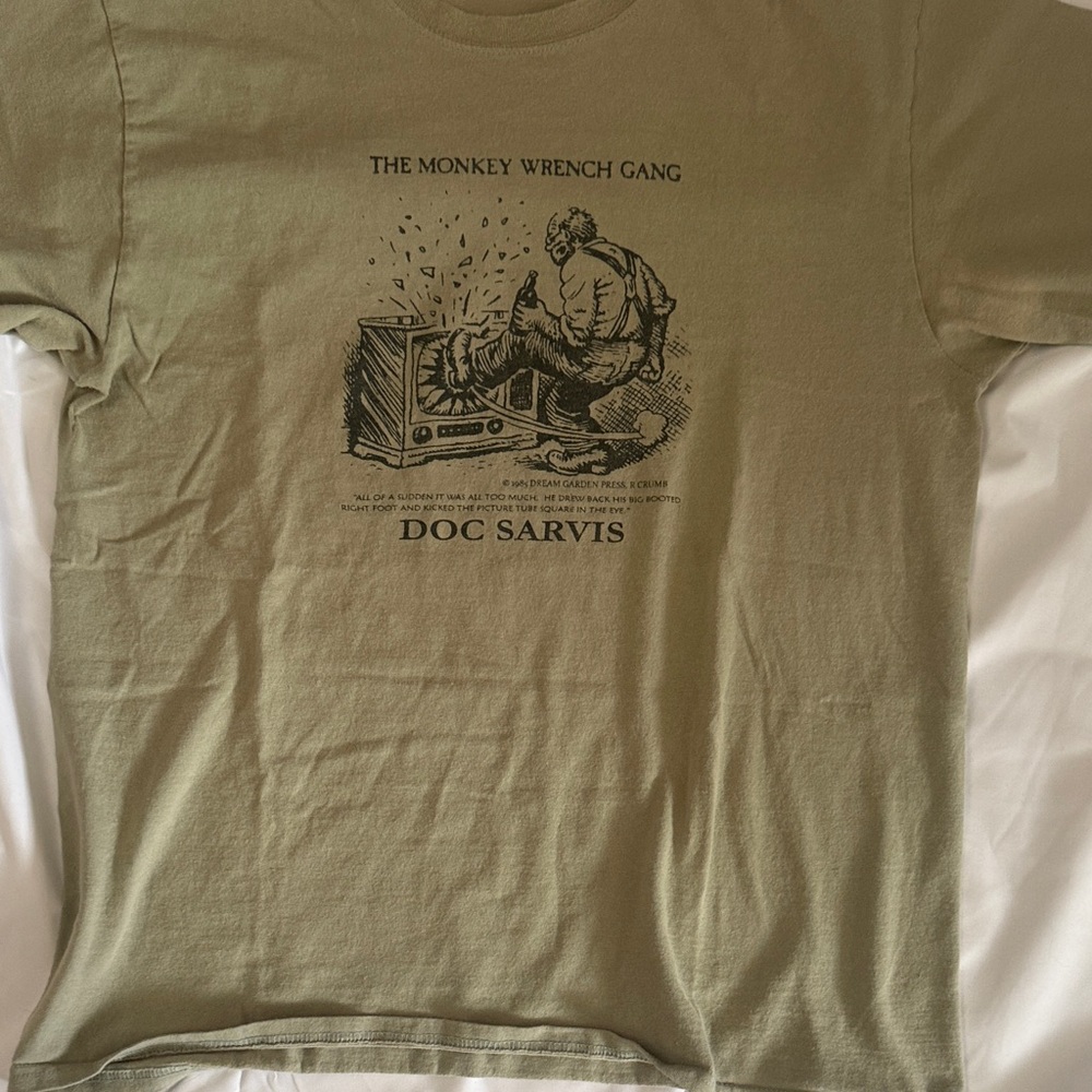 Port and Company Olive Green 'The Monkey Wrench Gang' Doc Sarvis Graphic Tee - Picture 4 of 7